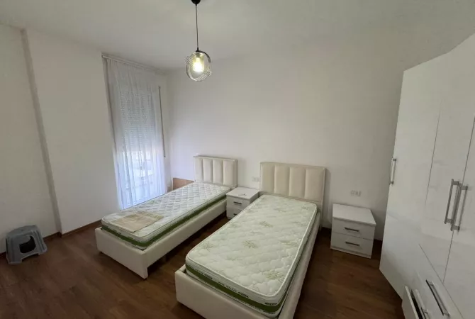 Shtepi me qera Apartament ne Tirane, 3+1, Mobilimi E mobiluar, Pagesa 80,000  Leke.