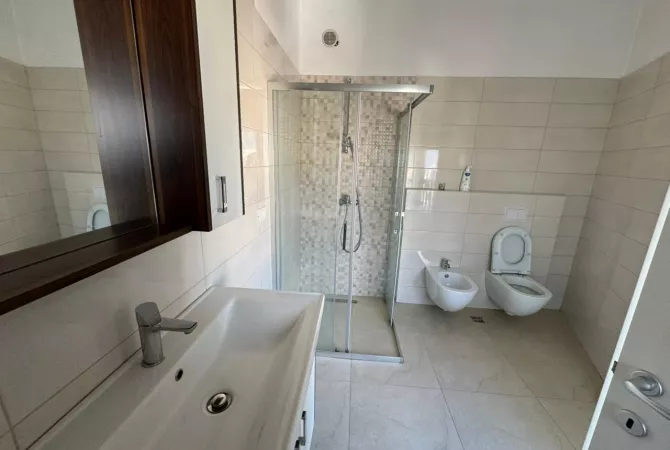 Shtepi me qera Apartament ne Tirane, 3+1, Mobilimi E mobiluar, Pagesa 80,000  Leke.