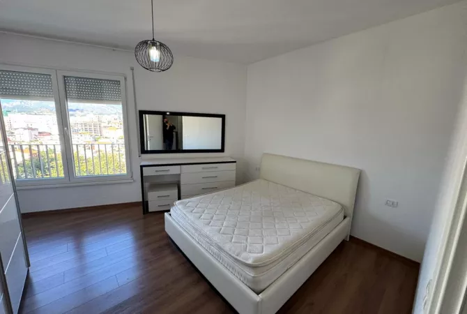 Shtepi me qera Apartament ne Tirane, 3+1, Mobilimi E mobiluar, Pagesa 80,000  Leke.