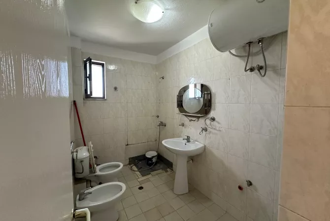Shtepi ne shitje Apartament ne Tirane, 2+1, Mobilimi Bosh, pa mobiluar, Pagesa 165,000  Euro.