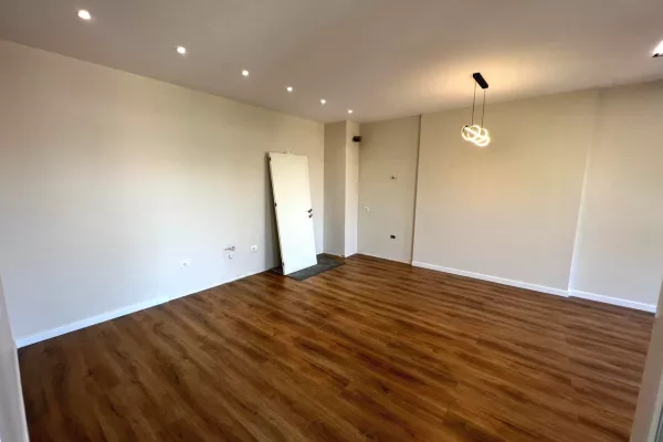 Shtepi ne shitje Apartament ne Tirane, 2+1, Mobilimi Bosh, pa mobiluar, Pagesa 185,000  Euro.