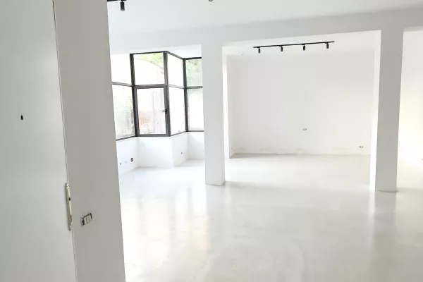 Jepet me qira ambient biznesi – 100 m2, kati perdhe 📍 Vendndodhja: Qender, Rruga Ibrahim Tukiqi