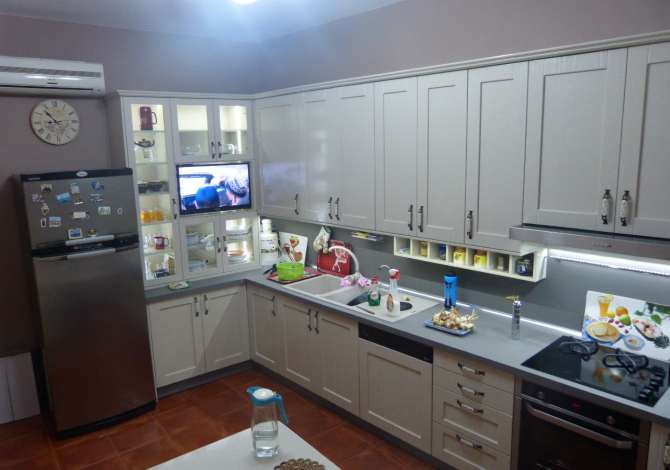 Shtepi me qera  ne Tirane, 3+1, Mobilimi E mobiluar, Pagesa 800  Euro.