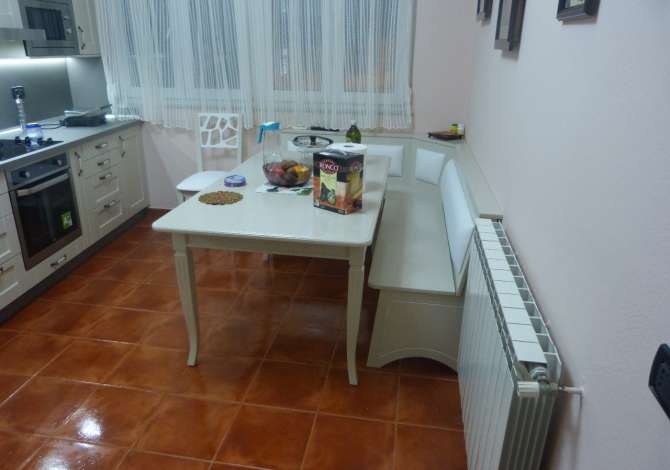 Shtepi me qera  ne Tirane, 3+1, Mobilimi E mobiluar, Pagesa 800  Euro.