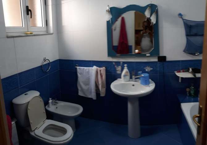 Shtepi me qera  ne Tirane, 3+1, Mobilimi E mobiluar, Pagesa 800  Euro.