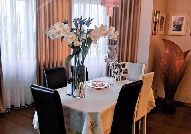 Shtepi ne shitje  ne Tirane, 5+1, Mobilimi Pjeserisht e mobiluar, Pagesa 165,000  Euro.