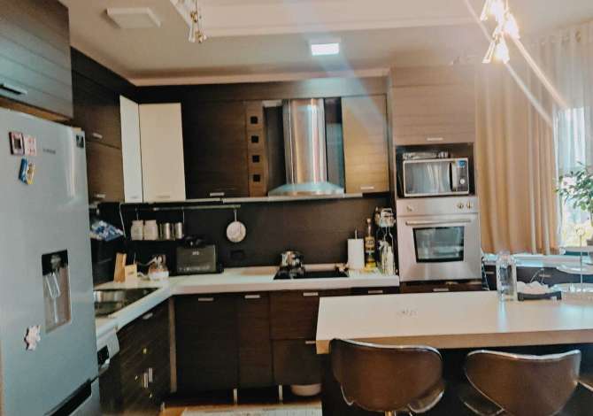 Shtepi ne shitje  ne Tirane, 5+1, Mobilimi Pjeserisht e mobiluar, Pagesa 165,000  Euro.