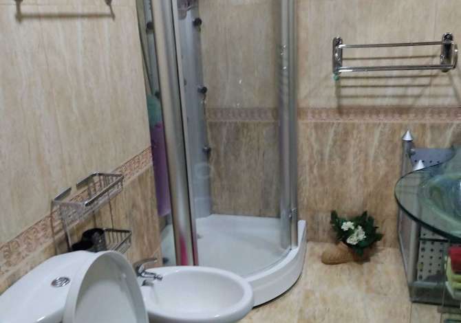 Shtepi ne shitje  ne Tirane, 5+1, Mobilimi Pjeserisht e mobiluar, Pagesa 165,000  Euro.