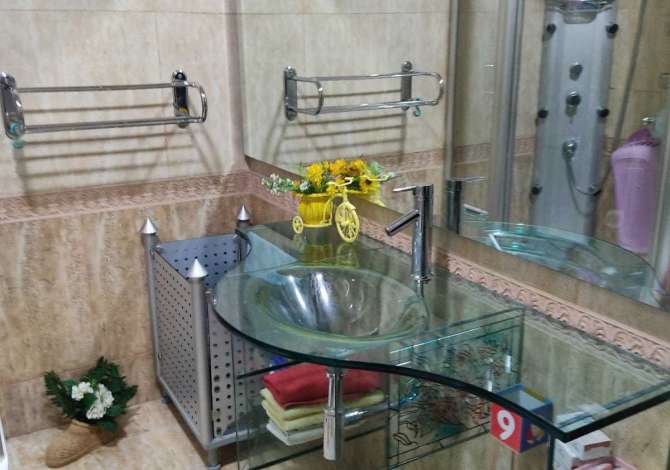 Shtepi ne shitje  ne Tirane, 5+1, Mobilimi Pjeserisht e mobiluar, Pagesa 165,000  Euro.