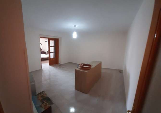 Shtepi ne shitje  ne Tirane, 3+1, Mobilimi E mobiluar, Pagesa 75,000  Euro.