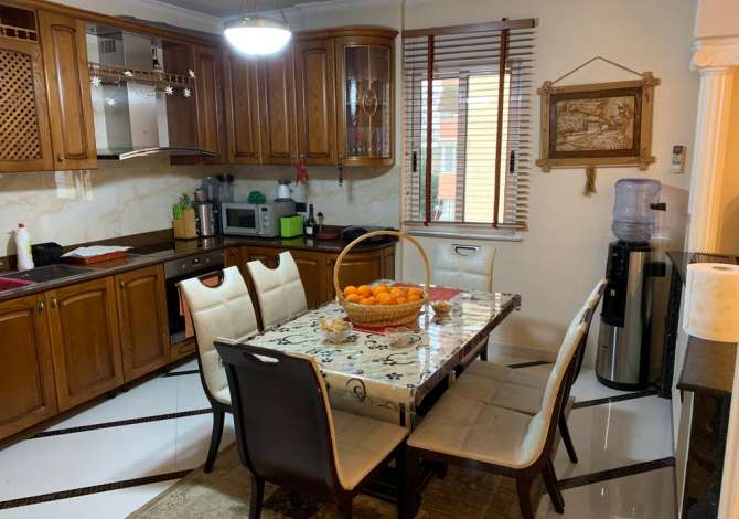 Shtepi ne shitje  ne Tirane, 2+1, Mobilimi E mobiluar, Pagesa 165,000  Euro.