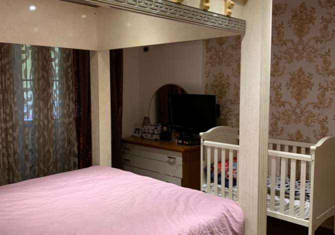 Shtepi ne shitje  ne Tirane, 2+1, Mobilimi E mobiluar, Pagesa 165,000  Euro.