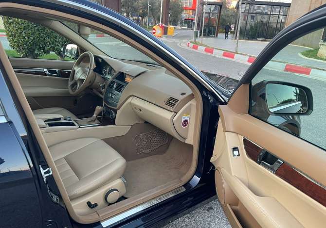 Jepet makina Mercedes-Benz c-class duke filluar nga 40 euro dita 