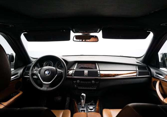 Jepet makina Bmw X5 Asma me qera duke filluar nga 90 euro dita.