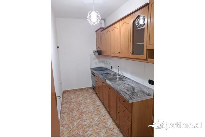 Shtepi ne shitje Apartament ne Tirane, 2+1, Mobilimi Bosh, pa mobiluar, Pagesa 158,000  Euro.