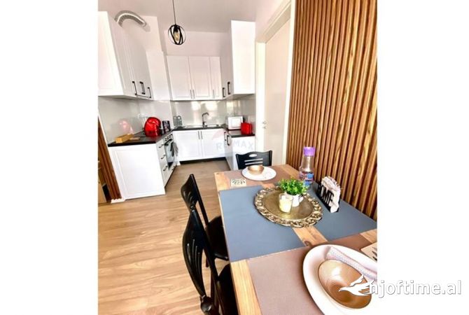 Shtepi ne shitje Apartament ne Tirane, 2+1, Mobilimi E mobiluar, Pagesa 125,000  Euro.