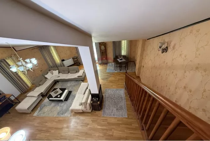 Shtepi me qera Duplex(shtepi me 2 kate) ne Tirane, 3+1, Mobilimi E mobiluar, Pagesa 2,200  Euro.