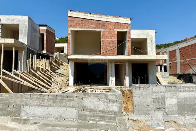 Shtepi ne shitje Vila Luksoze ne Tirane, 4+1, Mobilimi Bosh, pa mobiluar, Pagesa 505,000  Euro.