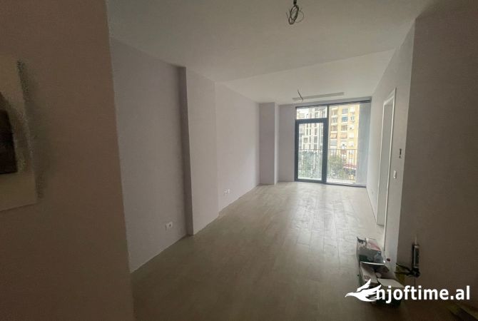 Ambient biznesi me qera 3+1 ne Tirane - 80,000 Leke