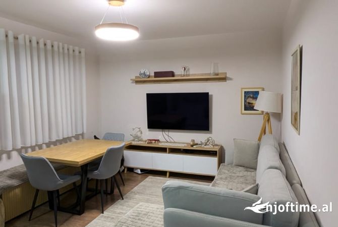 Shtepi ne shitje Apartament ne Tirane, 1+1, Mobilimi E mobiluar, Pagesa 150,000  Euro.