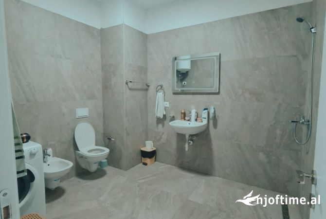 Shtepi me qera Apartament ne Tirane, 2+1, Mobilimi E mobiluar, Pagesa 700  Euro.