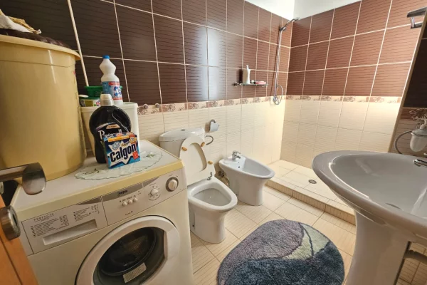 Shtepi ne shitje Apartament ne Durres, 2+1, Mobilimi E mobiluar, Pagesa 1,200,000  Euro.