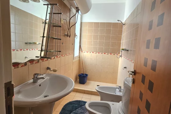 Shtepi ne shitje Apartament ne Durres, 2+1, Mobilimi E mobiluar, Pagesa 1,200,000  Euro.