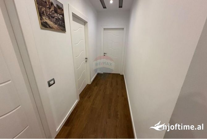 Shtepi ne shitje Apartament ne Tirane, 2+1, Mobilimi E mobiluar, Pagesa 145,000  Euro.