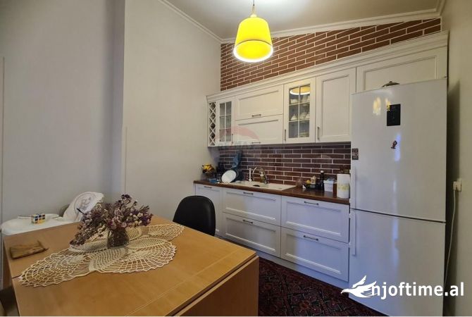 Shtepi ne shitje Apartament ne Tirane, 2+1, Mobilimi E mobiluar, Pagesa 150,000  Euro.