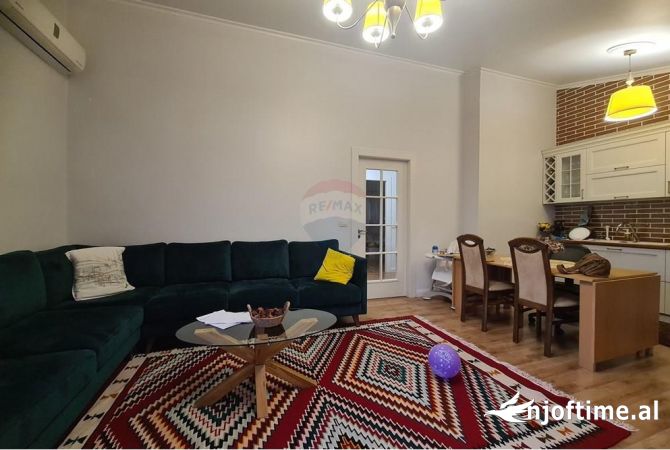Shtepi ne shitje Apartament ne Tirane, 2+1, Mobilimi E mobiluar, Pagesa 150,000  Euro.