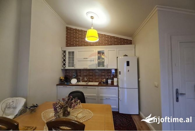 Shtepi ne shitje Apartament ne Tirane, 2+1, Mobilimi E mobiluar, Pagesa 150,000  Euro.