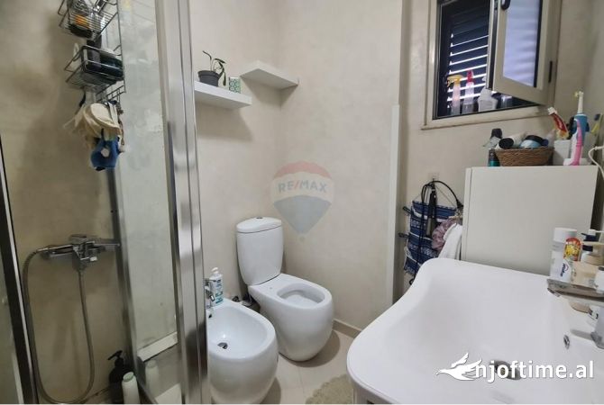 Shtepi ne shitje Apartament ne Tirane, 2+1, Mobilimi E mobiluar, Pagesa 150,000  Euro.