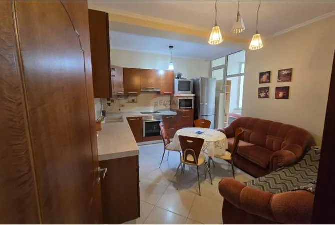 Shtepi me qera Apartament ne Tirane, 3+1, Mobilimi E mobiluar, Pagesa 800  Euro.