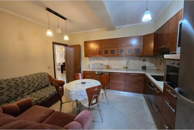 Shtepi me qera Apartament ne Tirane, 3+1, Mobilimi E mobiluar, Pagesa 800  Euro.