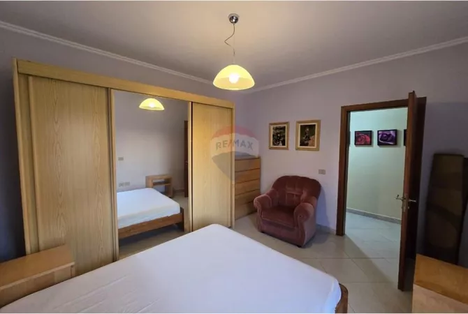 Shtepi me qera Apartament ne Tirane, 3+1, Mobilimi E mobiluar, Pagesa 800  Euro.