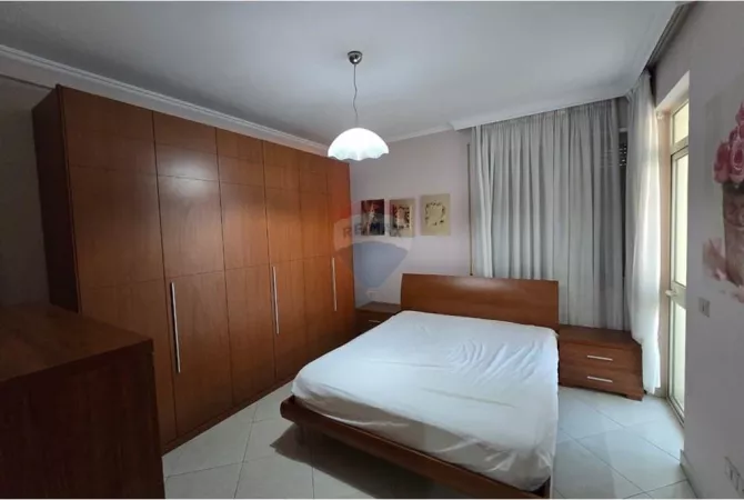 Shtepi me qera Apartament ne Tirane, 3+1, Mobilimi E mobiluar, Pagesa 800  Euro.