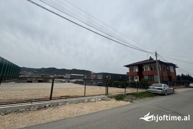 Truall ose Toke  ne Tirane - 75,000 Euro