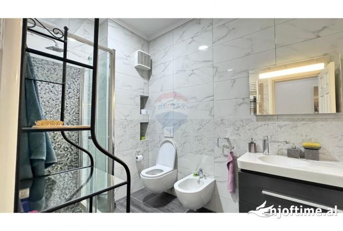 Shtepi ne shitje Apartament ne Tirane, 2+1, Mobilimi E mobiluar, Pagesa 160,000  Euro.