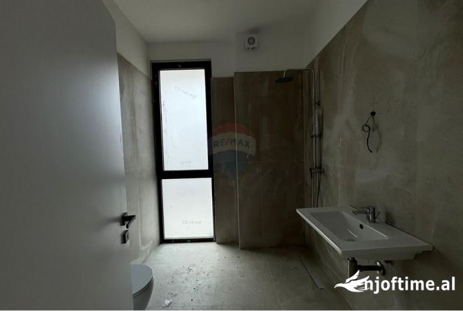 Ambient biznesi me qera 3+1 ne Tirane - 1,300 Euro