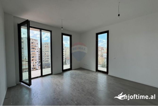 Ambient biznesi me qera 3+1 ne Tirane - 1,300 Euro