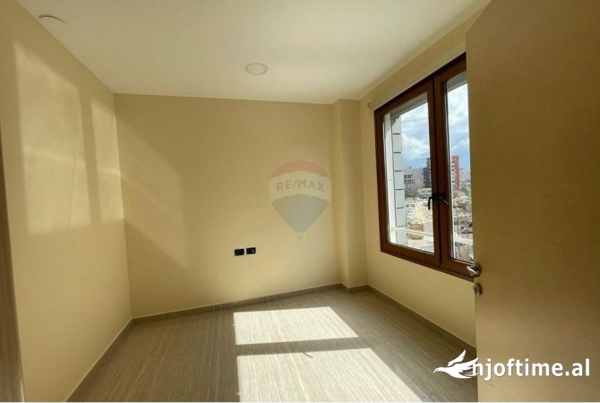 Ambient biznesi me qera 3+1 ne Tirane - 1,400 Euro