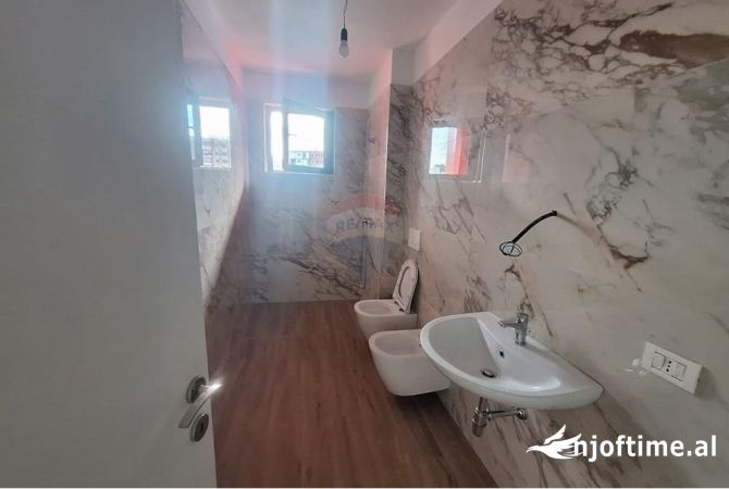 Shtepi me qera Apartament ne Tirane, 2+1, Mobilimi Bosh, pa mobiluar, Pagesa 500  Euro.