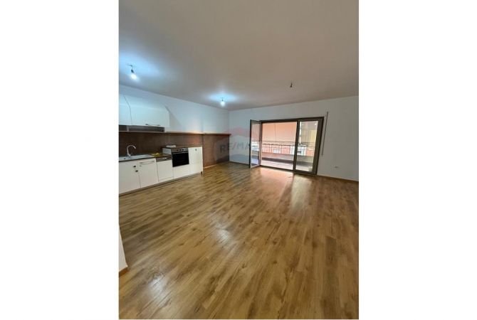 Shtepi me qera Apartament ne Tirane, 2+1, Mobilimi Pjeserisht e mobiluar, Pagesa 800  Euro.