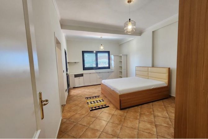 Shtepi me qera Apartament ne Tirane, 2+1, Mobilimi E mobiluar, Pagesa 700  Euro.