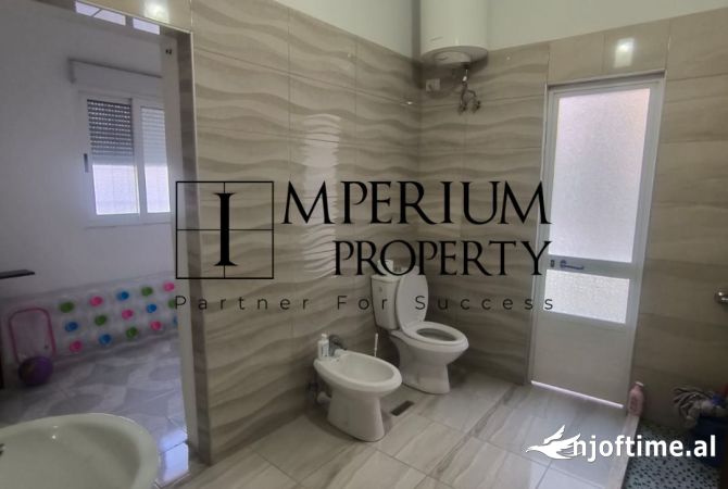 Shtepi me qera Vila Luksoze ne Durres, 4+1, Mobilimi E mobiluar, Pagesa 800  Euro.