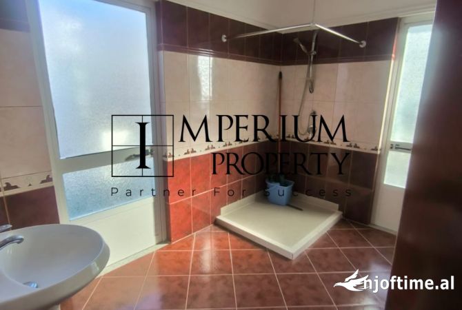 Shtepi me qera Vila Luksoze ne Durres, 4+1, Mobilimi E mobiluar, Pagesa 800  Euro.