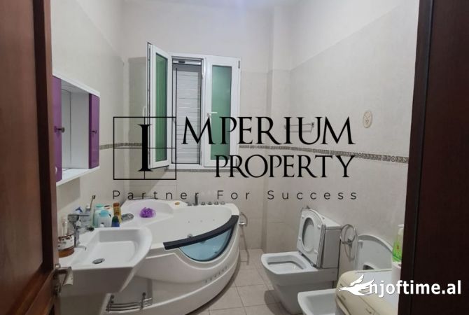 Shtepi me qera Vila Luksoze ne Durres, 2+1, Mobilimi E mobiluar, Pagesa 800  Euro.