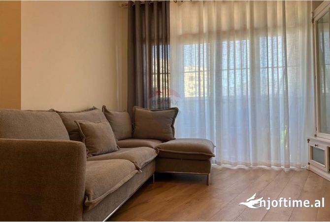 Shtepi me qera Apartament ne Tirane, 2+1, Mobilimi E mobiluar, Pagesa 950  Euro.