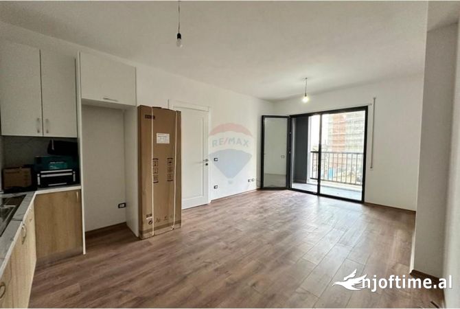 Shitet apartament 2+1+2 tualete tek Bulevardi i Ri 