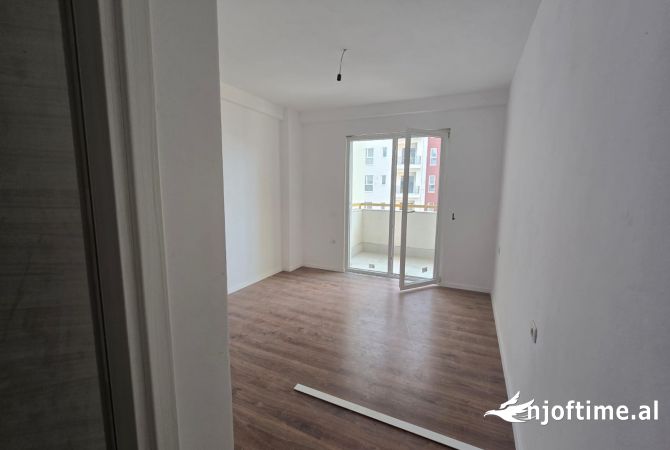 Shtepi ne shitje Apartament ne Tirane, 2+1, Mobilimi E mobiluar, Pagesa 192,000  Euro.